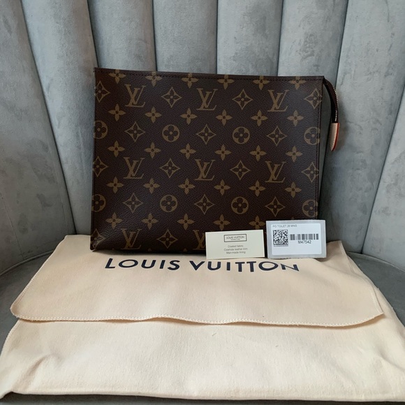 ❗️SOLD❗️🦄 Authentic LV toiletry pouch 26 - Picture 7 of 8